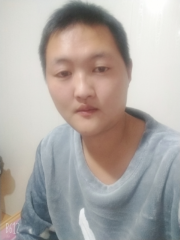 烟圈里透着伤的第一张照片--吉林残疾人相亲网